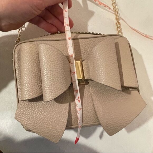 Crossi bow bag in blush Taupe with gold hardware - Picture 8 of 9